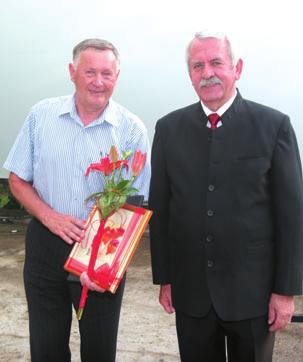 4 Aktualno Priznanje za SŽ ŽIP Matija Potokar, župan Občine Divača, je podelil priznanje Jožetu Koleši, direktorju ŽIP (na levi).