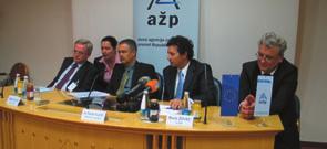6 Aktualno Marino Fakin Posnetek s tiskovne konference. Z leve: Marcel Verslype, Zoltan Kazatsay, dr. Patrick Vlačič in Boris Živec.