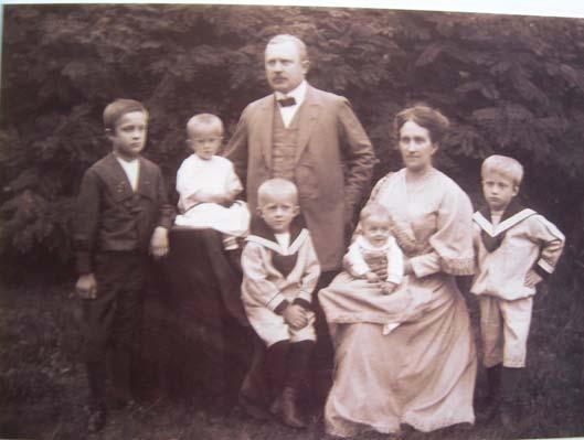 Příloha č. 10 Foto 1: rodina JUDr. Antonína Kloudy v prvním desetiletí 20.