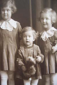 Ludmila, Iva a Milena Kloudovy, vnučky F. Veselého a A. Kloudy, první polovina 30. let 20.