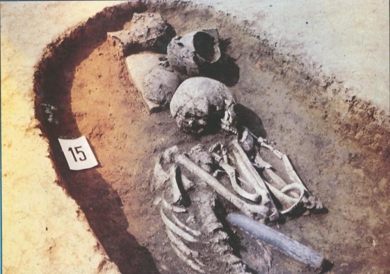 STARÝ NEOLIT/ OLD NEOLITHIC pohřební ritus/ burial Kostrový, ojediněle birituální (Kralice na Hané)/ inhumation, sometimes
