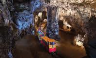 Jsou to POSTOJENSKÉ JESKYNĚ, jedny z nejkrásnějších na světě a jediné na světě, ve kterých je zavedena železnice. Prohlídka jeskyní začíná jízdou podzemním vláčkem.