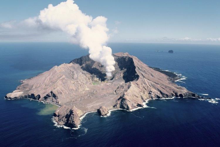 Taupo, Nový Zéland Erupce před 26 500 let byla poslední s indexem VEI 8 Vyvrženo bylo 1 300 km 3 tefry a magmatu; vrstva ignimbritu měla