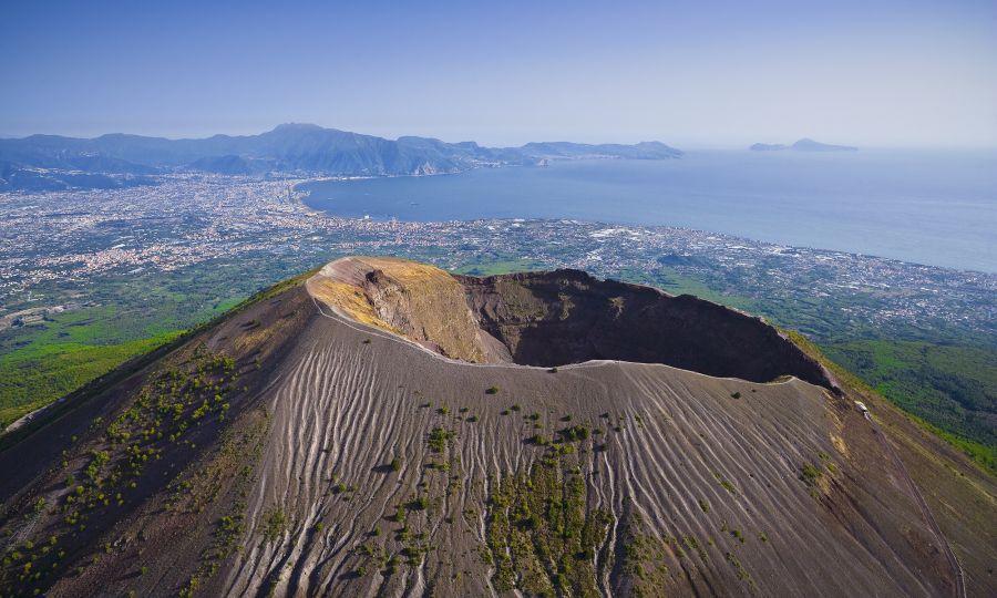 Vesuv, Itálie Při pliniovské erupci v roce 79 zničil pyroklastický proud a následný spad tefry města Herculaneum a Pompeje; sloup popela dosáhl výšky 30 km Počet obětí není