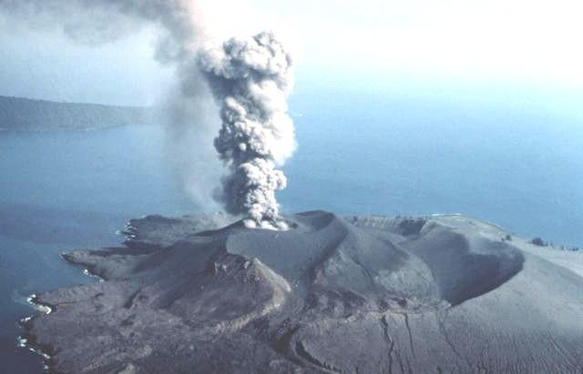 Krakatoa, Indonésie Čtyři silné exploze v roce 1883 vyvolaly pyroklastické proudy, spad tefry a 46 m vysokou tsunami, které dohromady usmrtily 36 000 lidí Tlaková vlna dosáhla rychlosti 1 086 km/hod