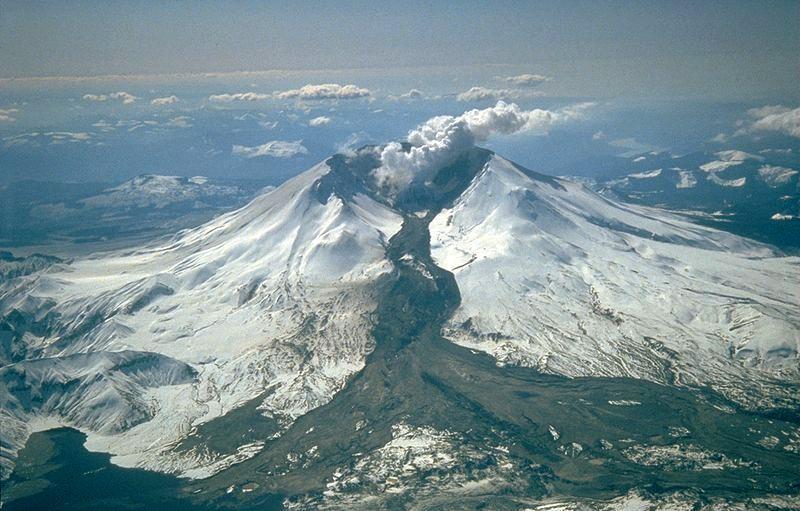 Nevado del Ruiz, Kolumbie Stratovulkán s vrcholem pokrytým ledovcem v severní vulkanické zóně And Lahar při