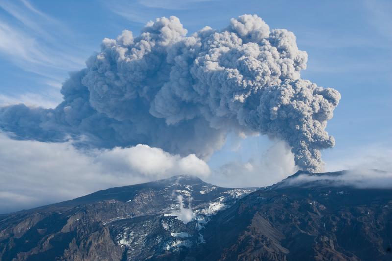 Eyjafjallajökull, Island Stratovulkán s kráterem pod ledovcem Erupce v roce 2010