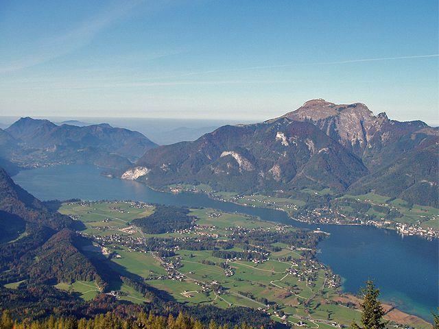 Tato oblast s bezmála osmdesáti jezery oddělenými vápencovými hřbety a ohraničená mohutnými horskými skupinami Berchtesgadenskými Alpami (na západě), Totes Gebirge (na