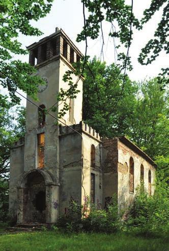 Metodika dokumentace sakrální architektury Obr. 7. Děčín Nové Město, starokatolický kostel, nedostatečný odstup od objektu a podhled způsobuje zejména u věže sbíhání os a vytváření dojmu tzv. padání.