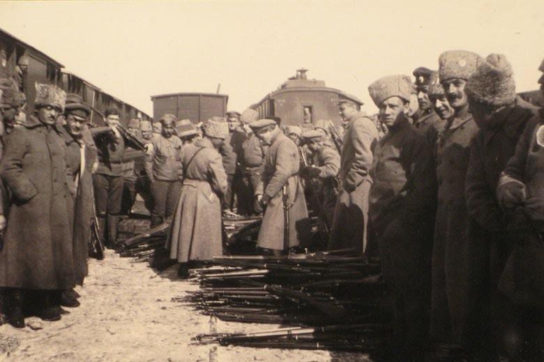 Obrázek 1- Březen 1918. Předávání zbraní Armádního sboru v Penze.