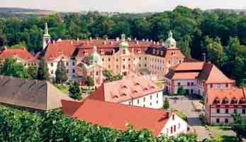 OSTRITZ Ostritz Stadt am Oder-Neisse-Radweg Das Städtchen Ostritz liegt am westlichen Neißeufer. Hier befindet sich Deutschlands östlichster Weinberg.