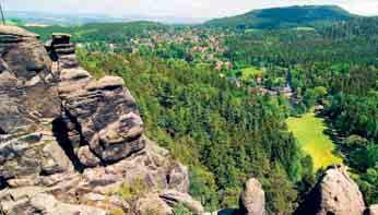 LUFTKURORT JONSDORF Luftkurort Jonsdorf Urlaub in Familie Einmalige Felskulissen und bewaldete Bergkuppen umrahmen den staatlich anerkannten Luftkurort Jonsdorf.