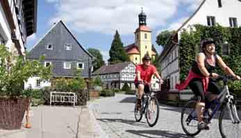 TEXTILDORF GROßSCHÖNAU Textildorf Großschönau und Erholungsort Waltersdorf Die Gemeinde liegt am Fuße der höchsten Erhebung der Oberlausitz, der Lausche mit 793m.