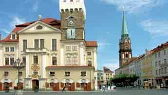 LÖBAU Löbau - Stadt mit weltweit einzigem gusseisernem Turm In Löbau angekommen, spüren Sie die Atmosphäre eines liebevoll sanierten Innenstadtkerns mit einem der schönsten Rathäuser Deutschlands.