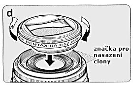 d. Bajonetový závěr (DA 21mm f/3.2 AL Limited přímo určená pro tento objektiv) Při nasazování sluneční clony, dejte proti sobě značky na cloně a na objektivu a zasuňte obě části do sebe.