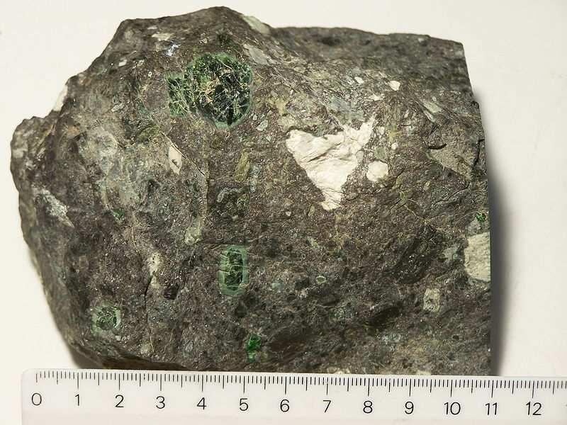 FSI VUT DIPLOMOVÁ PRÁCE List 8 1.1 Diamant Diamant je nejtvrdší známá přírodní látka s teplotou tavení >>4000 C. Jedná se o jednu krystalickou podobu alotropické modifikace uhlíku.