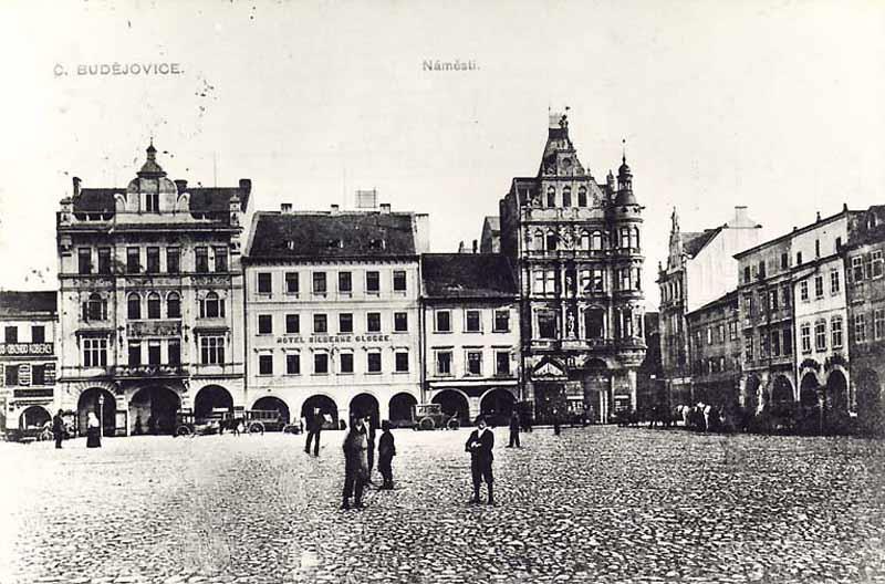 Katedrála, ke které věž původně patřila, ohořela doopravdy, takže teďka vypadá úplně jinak, než na začátku - ze zdobné gotiky (byla trochu jako malý svatý Vít v Praze) jí přestavěli do ranného