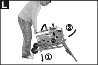 Uvolněte blokaci sklopením podstavy. 2. Zaklapněte podstavu sklopením pod pilu. Løft saven på siden med transporthjulene. 1. Åbn låsemekanismen ved at trække stellet ned. 2. Vip stellet mod savens underside, indtil det går i indgreb.