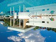 Další bazény: Lázeňský komplex tvoří hotely Smaragd*** a Rubín***, vzájemně propojeny chodbou a poskytující veškeré služby pod jednou střechou a také nový moderní hotel Minerál**** v centru městečka.