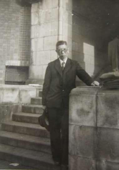 Masuzo Shikata Narozen v japonském Tokiu 10. srpna 1895. Od mládí projevoval velký zájem o chemii a fysiku.