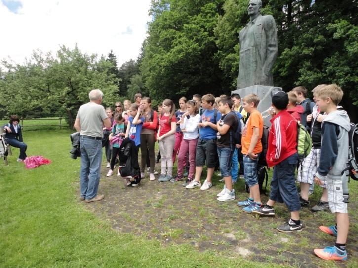 Likovna galerija: Katja Zamuda, 6. a Stran 17 zgoraj: Jasna Habjanič, Afriška maska, 3. a; Rene Zorman, Obveznosti včasih in danes, 3. a Sredina: Adriana Draškovič, Pisan deževen dan, 3.