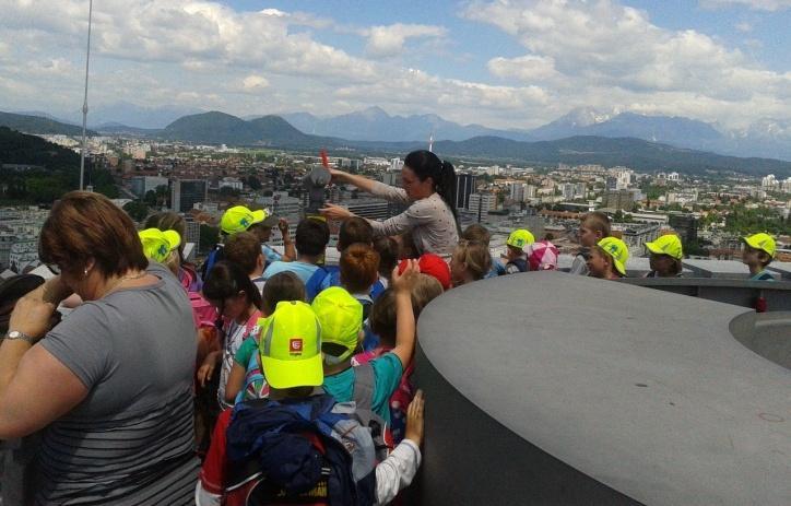 Z avtobusom smo se peljali v Ljubljano. Ko smo prispeli, smo se peljali z gondolo na grad. Tam nam je vodička brala z zemljevida, mi pa smo delali po navodilih.