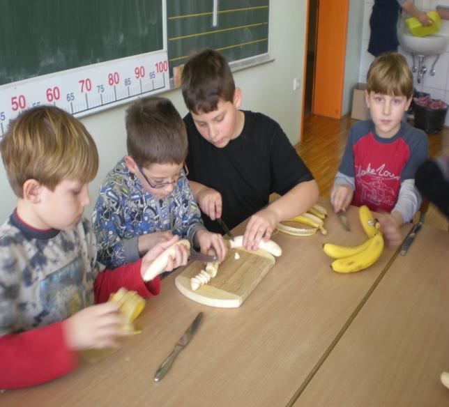 b, z razredničarkama Viktorijo Caf in Marijo Kumer PRVO TRILETJE SE VESELI POČITNIC Končno se je prikazalo sonce in bliža se težko pričakovano poletje ter z njim zaključek šolskega leta in zaslužene