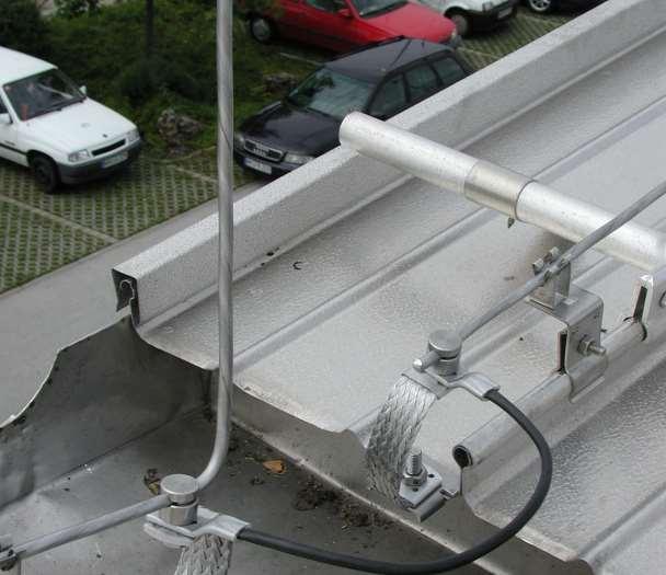 Jímací soustava na plechové střeše (hliník) volná podpěra propojovací pásek obj.č.301 003 držák vedení obj.