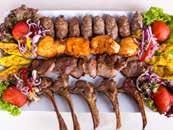 pro 2 osoby (660 g) Grilovaný kebab z mletého jehněčího, vepřového a krutího masa, čerstvá zelenina, variace omáček adžika a