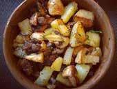 the pan - mixed herbs, fried potatoes Ganze Hähnchenbrust in der Pfanne - Mischung aus Kräutern, Bratkartoffeln