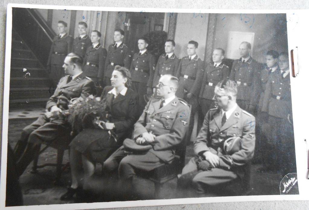 Obrázek č. 2: Sedící zleva: Horst Böhme, velitel SD a BdS Praha, Lotta Jacobi, Walter Jacobi.