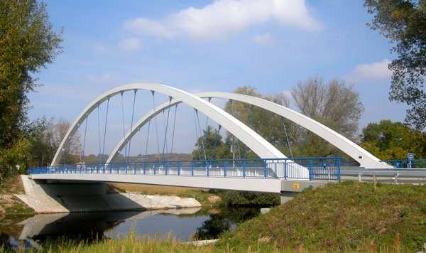 Nový obloukový most přes řeku Jizeru Nový most převádí komunikaci