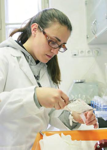 fakulty A ÚSTAVy Bezpečná úložiště [ Modelování migrace radionuklidů na Katedře jaderné chemie FJFI ČVUT ] Dvě jaderné elektrárny v České republice vyprodukují během plánovaného 40letého provozu asi