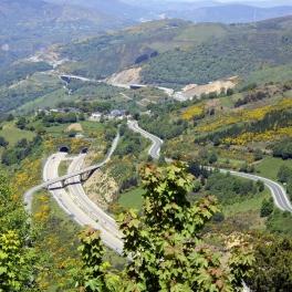 Doporučená trasa je vedena po vedlejších cestách, pokud je to možné vyhýbá se