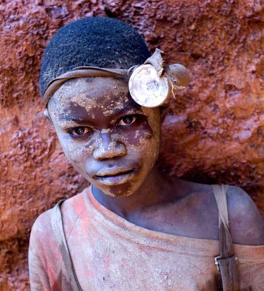 t é m a Sůl nad zlato 9 Krev v mobilech Tisíce dětí těží v Kongu minerály, které tvoří nezbytnou součást našich telefonů a další elektroniky.