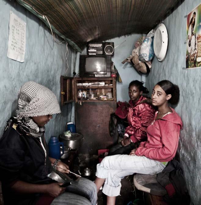 Život malých prostitutek Etiopie je zemí nesmírné chudoby, s vysokým procentem HIV pozitivních lidí. Více než polovina populace starší patnácti let neumí psát ani počítat.