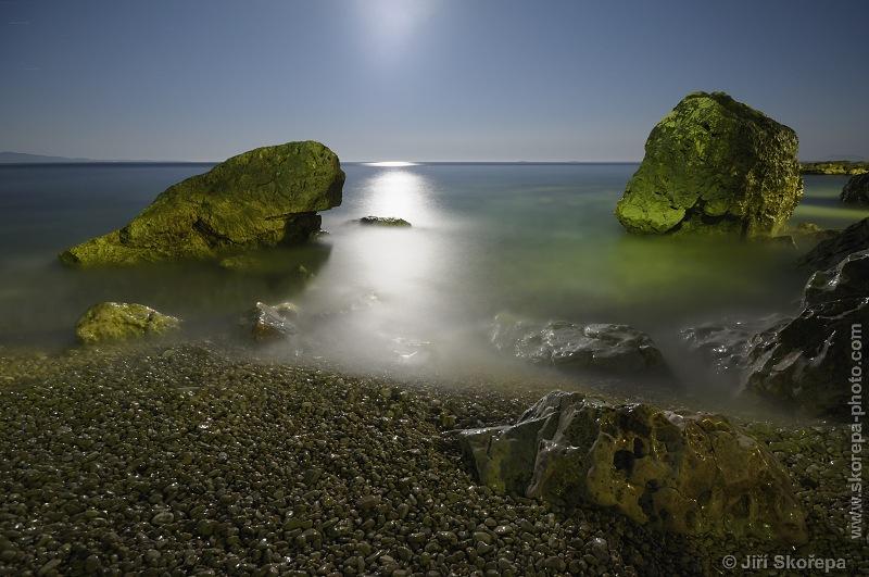 Scéna s mícháním více zdrojů světla s různou barevnou teplotou. Noční můra fotografa. Každou situaci je třeba řesit individuálně.