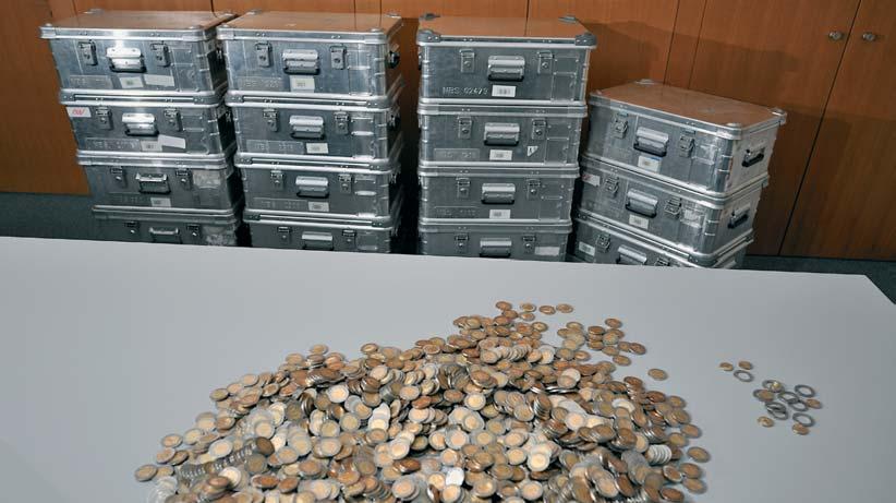 ročník 22, 4/2014B Obr. 3 Falzifikáty dvojeurových minci, ktoré boli náhodne objavené pri zemných prácach v Žiari nad Hronom Tab.