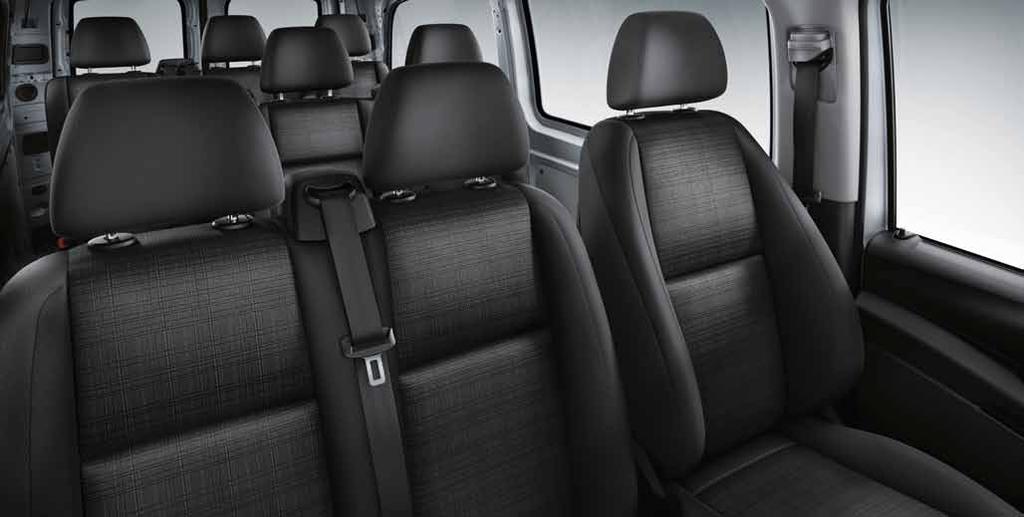 Prostor pro cestující v modelu Vito Tourer BASE lze vybavit dle Vašich potřeb: například dvoumístným lavicovým sedadlem v první řadě a třímístným lavicovým sedadlem ve druhé řadě.