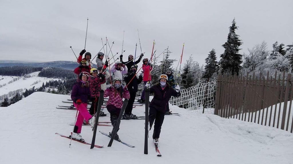 Výroční zpráva za školní rok 2016/2017 Lyžařský výcvik Druhý únorový týden jsme se studenty 1. ročníků odjeli na pravidelný lyžařský výcvik do nedalekých Čenkovic.