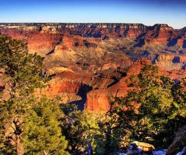 den: Návštěva GRAND CANYON, s možností absolvovat okružní let helikoptérou nad tímto jedinečným přírodním úkazem. Zastávky a krátké procházky u nádherných vyhlídek podél hrany kaňonu.