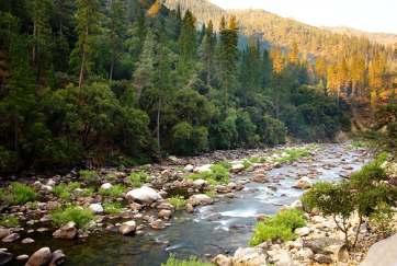 Kolem ní se rozkládají skaliska, z nichž padá nejvyšší vodopád v Severní Americe, YOSEMITSKÝ VODOPÁD. Tvoří jej HORNÍ (425 m) a DOLNÍ (97 m) vodopád, mezi nimiž je série kaskád (205 m).