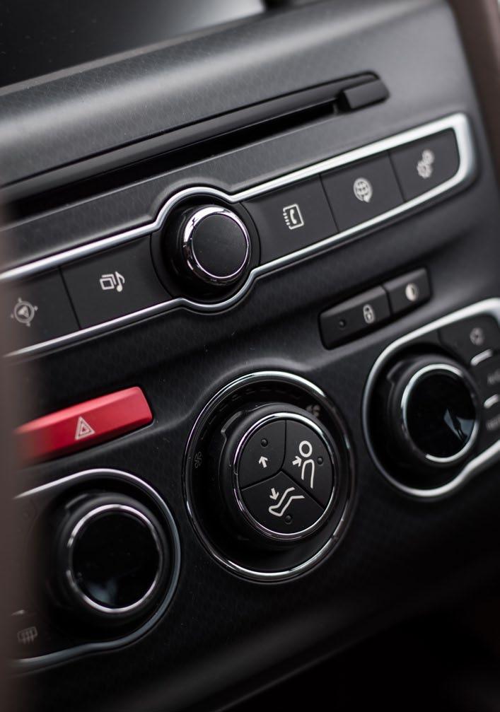 TOPENÍ A VĚTRÁNÍ Automatická dvouzónová klimatizace s funkcí REST Pylový a prachový filtr CROSSBACK SVĚTLA A VIDITELNOST LED denní světla integrované do hlavních světlometů Přední mlhové světlomety s