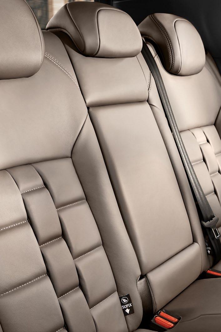 ČALOUNĚNÍ CROSSBACK Látkové čalounění Lacina černá Basalte 4ZFX Kombinované čalounění látka Dinamica a kůže 3IF_ Pack Dinamica Čalounění v černé perforované kůži Grainé, hlavice a manžeta řadicí páky