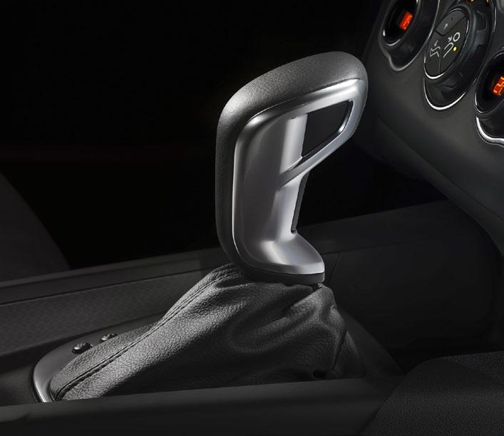 řidiče a spolujezdce (odkládací zásuvka pod sedadlem řidiče není k dispozici s elektricky nastavitelným sedadlem řidiče) Pack Leather Grainé: Čalounění v černé perforované kůži Grainé, hlavice a