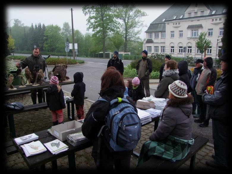 Vítání ptačího zpěvu v Českém Švýcarsku Richard Nagel V sobotu 3. května v půl sedmé ráno se u Správy NP České Švýcarsko v Krásné Lípě sešli dětští i dospělí zájemci o pozorování ptáků.