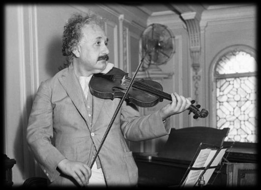 lbert Einstein 1932 1879 (Ulm) 1955 (Princeton) Tvůrce teorie relativity 1905: speciální teorie relativity 1915: obecná teorie relativity 1916: gravitační vlny 1917: kosmologie Spoluzakladatel