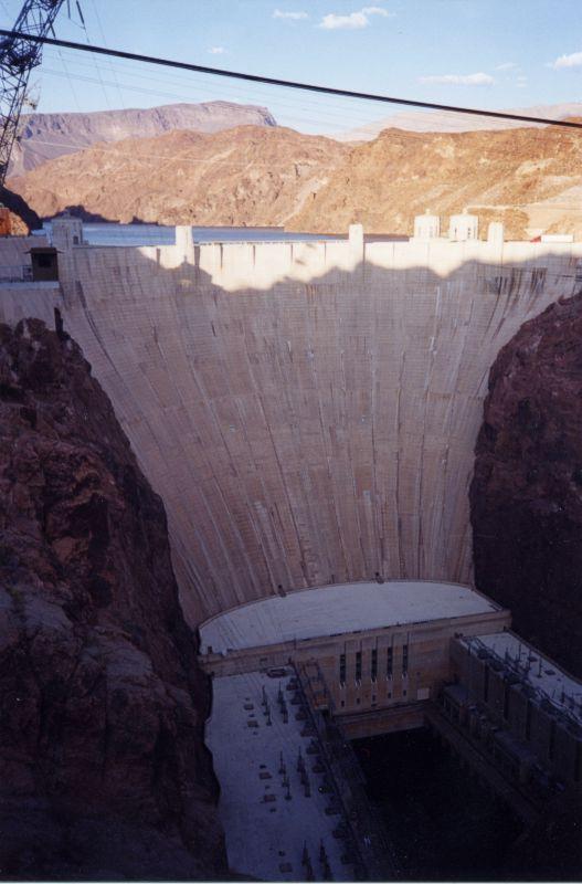 Napětí, masivní konstrukce, těleso Masivní betonová konstrukce Hoover Dam, Nevada Kombinace klenbové a tížné přehrad z r.