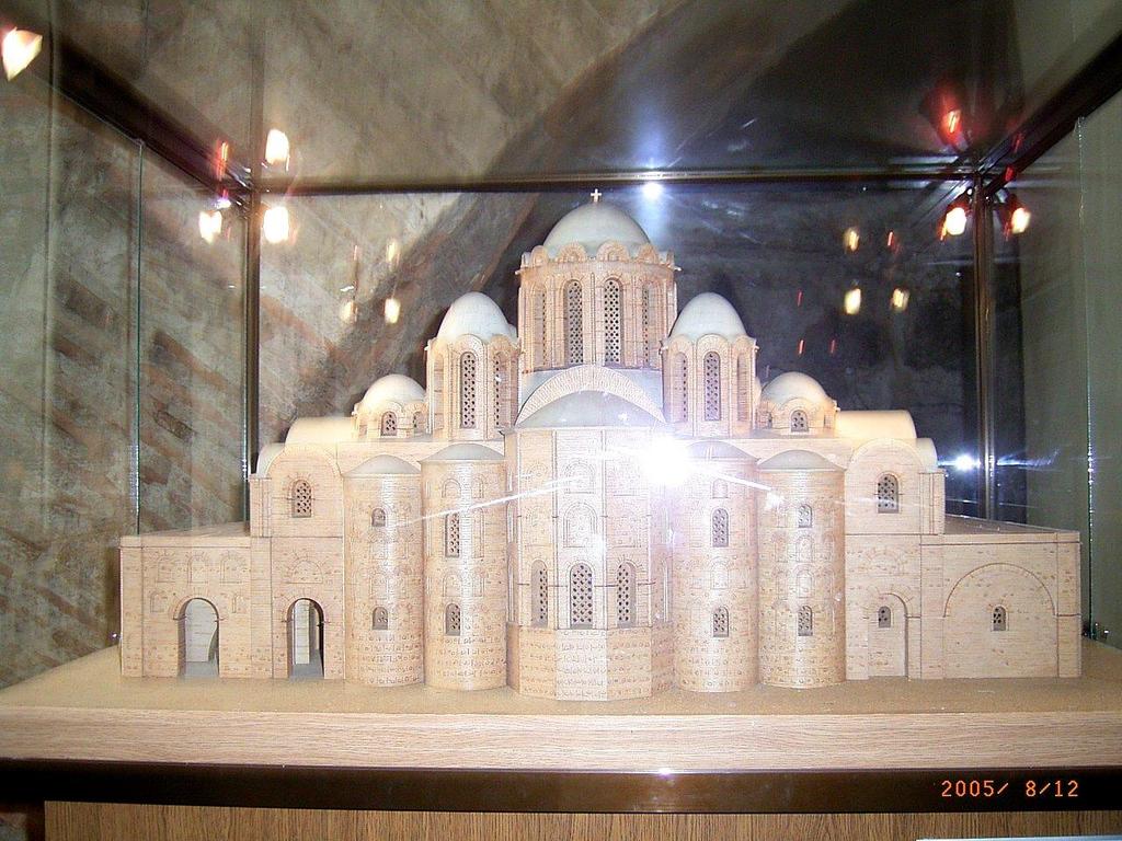 chrám sv. Sofie v Kyjevě původní, dřevěný Již počátkem 10. století stál v Kyjevě pravděpodobně také metropolitní chrám sv.