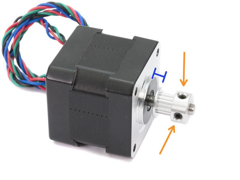 Step 9 Osazení řemeničky na motor osy X (2. část) Na hřídeli motoru je plochá strana, natočte ji směrem nahoru. Nasaďte řemeničku, dbejte na SPRÁVNOU orientaci. Porovnejte ji s druhým obrázkem!